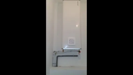 L'entreprise réalise l'installation d'un chauffe-eau extra-plat à Marseille 8ème arrondissement, chez un particulier, Marseille, MACCOTTA Plomberie