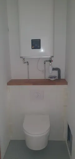 L'entreprise à réalisé la rénovation d'un WC suspendu avec avec un chauffe eau extra plat à Marseille 13006, Marseille, MACCOTTA Plomberie