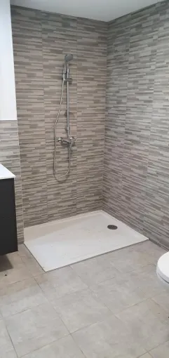 L'entreprise à réalisé la rénovation complète d'une salle de douche avec plan vasque, WC suspendu et carrelage à Marseille 8ème arrondissement, Marseille, MACCOTTA Plomberie