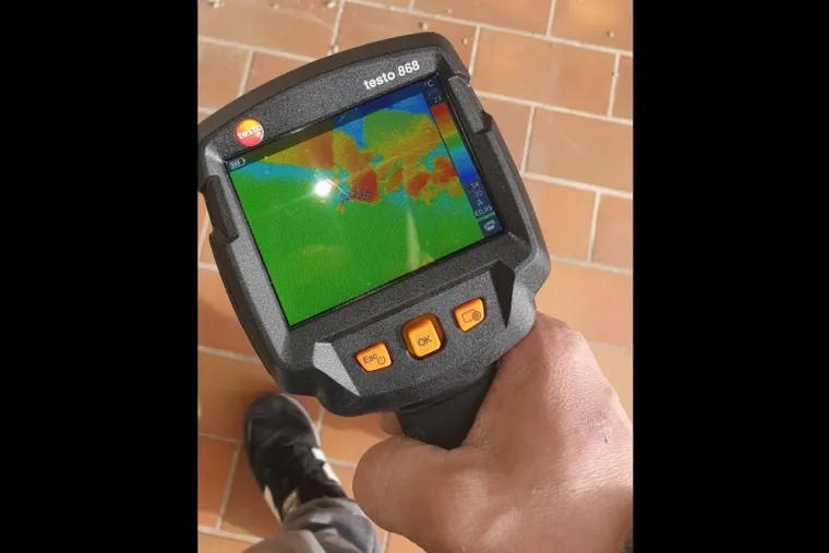 Entreprise de plomberie réalise la recherche de fuite sur une canalisation WC chez un particulier à Marseille 13005, Marseille, MACCOTTA Plomberie