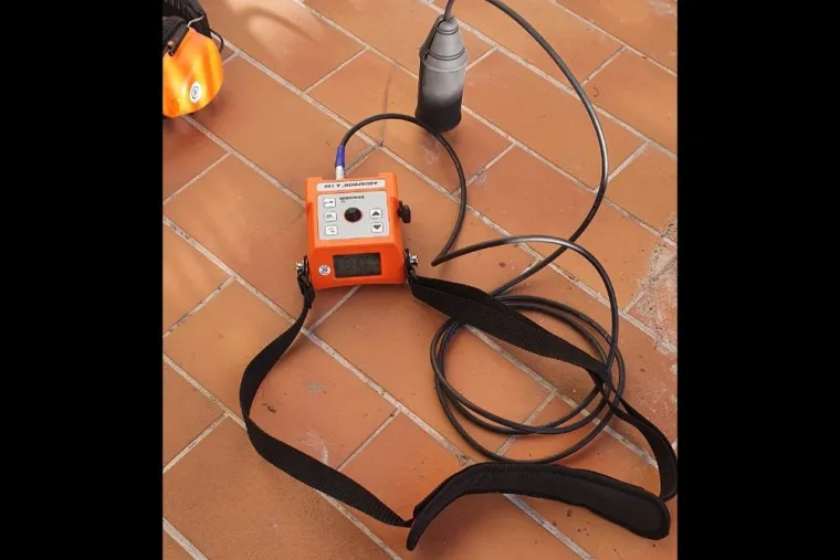 Plombier fait une recherche de fuite sous carrelage en réalisant un test acoustique à Marseille 13008, Marseille, MACCOTTA Plomberie