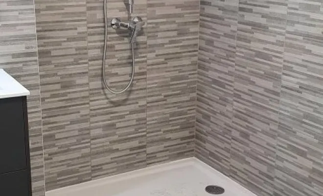 L'entreprise à réalisé la rénovation complète d'une salle de douche avec plan vasque, WC suspendu et carrelage à Marseille 8ème arrondissement, Marseille, MACCOTTA Plomberie