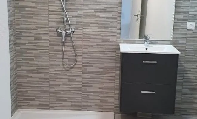 L'entreprise à réalisé la rénovation complète d'une salle de douche avec plan vasque, WC suspendu et carrelage à Marseille 8ème arrondissement, Marseille, MACCOTTA Plomberie