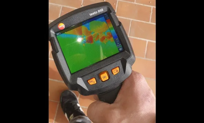 Plombier fait une recherche de fuite sous carrelage en réalisant un test acoustique à Marseille 13008, Marseille, MACCOTTA Plomberie