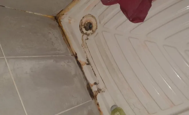 L'entreprise réalise une recherche de fuite au plafond chez un particulier à Marseille 1er, Marseille, MACCOTTA Plomberie